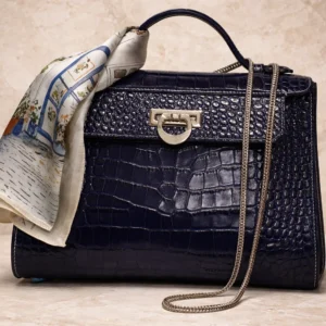 Sac TIMEA, cuir de veau embossé crocodile, intérieur agneau rose parme. fabrication à la main par ANNE DELACROIX à la Croix en Touraine