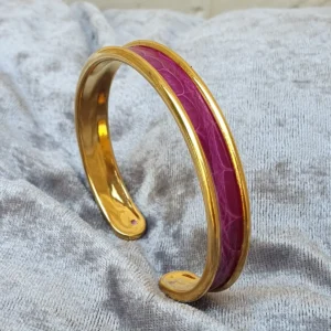 Bracelet jonc or avec alligator rose, réalisé par ANNE DELACROIX
