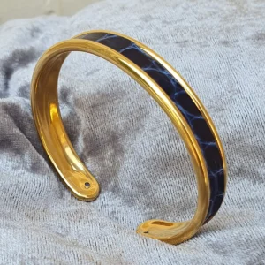 Bracelet jonc or avec alligator bleu, réalisé par ANNE DELACROIX