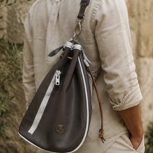 Sac à dos en cuir ciré gris, fabriqué par ANNE DELACROIX à la Croix en Touraine