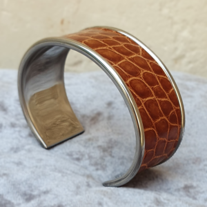 Manchette inox et alligator couleur miel fabriqué par ANNE DELACROIX à la Croix en Touraine